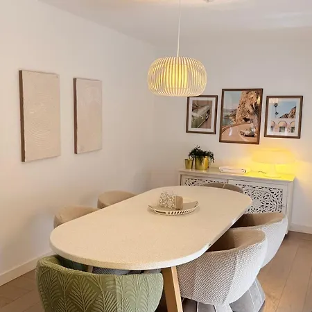 Townhouse In The Heart Of Historic Center, 5 Minutes Walk From The Cascais